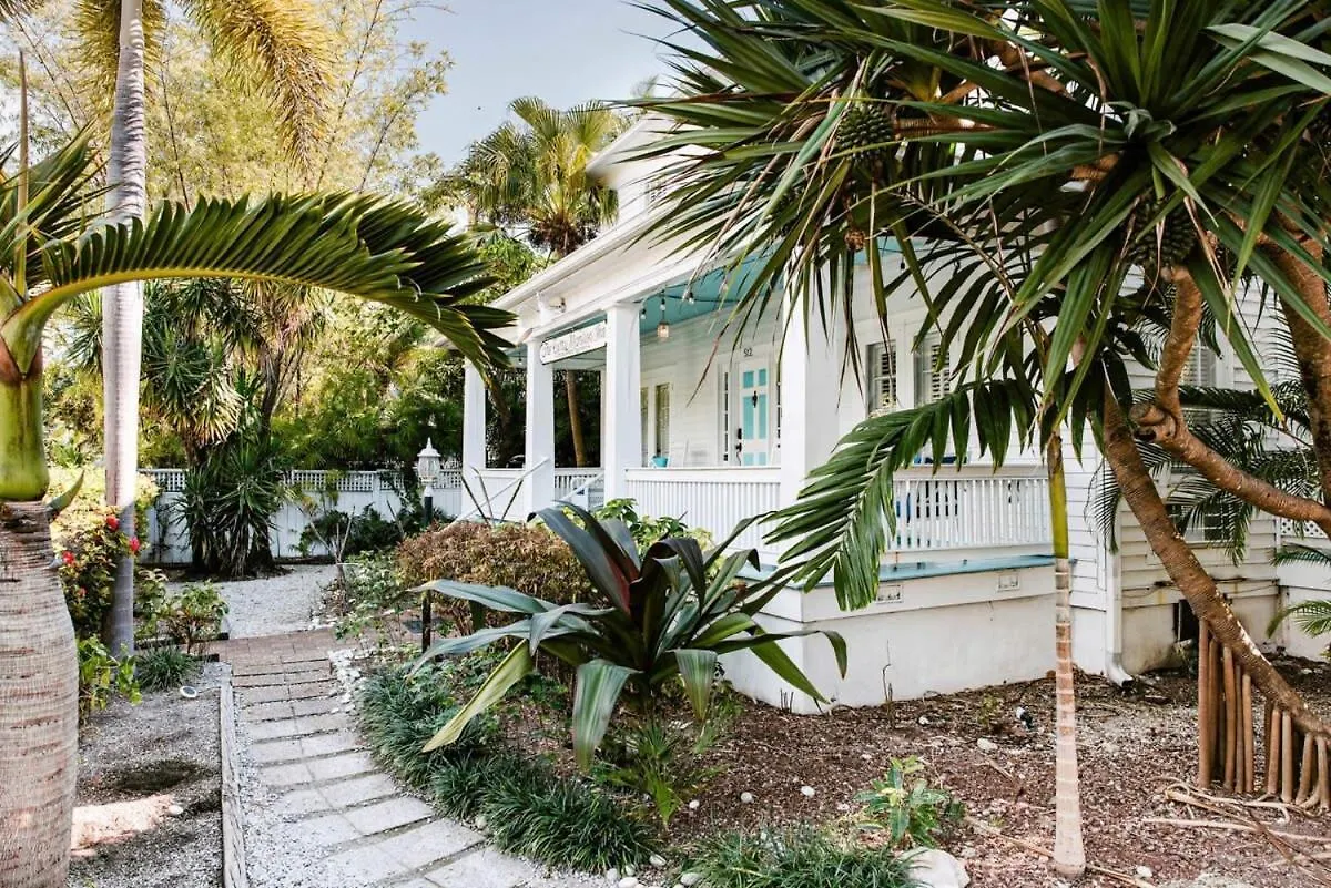 אורחן קי וסט Deluxe King With Balcony - At James House With Parking!