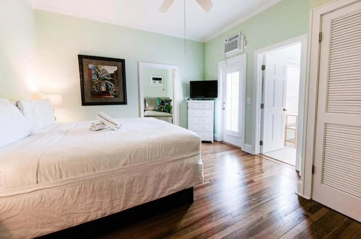 Inn Deluxe King With Balcony - At James House With Parking! Key West